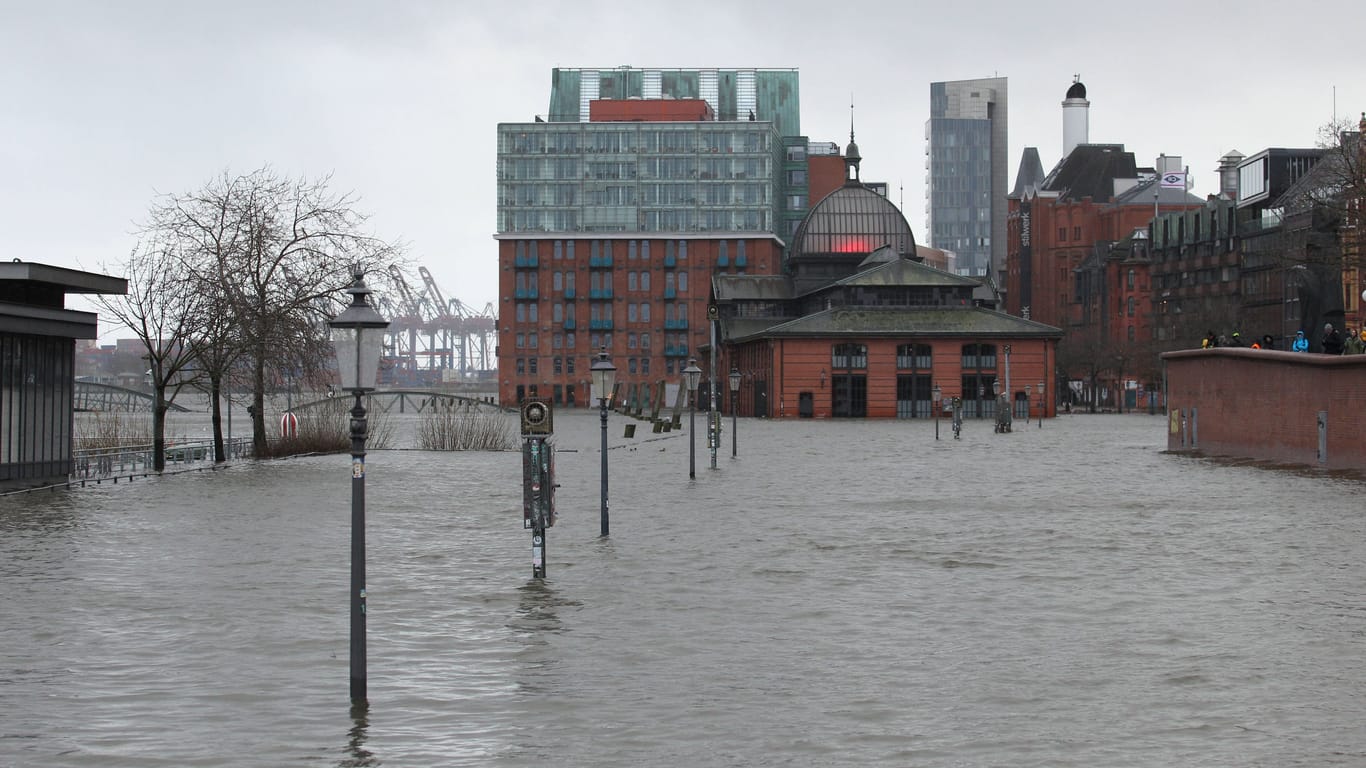 Überspülter Fischmarkt (Archivfoto): In Hamburg steigt das Wasser am Dienstag wieder stark an.