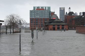 Überspülter Fischmarkt (Archivfoto): In Hamburg steigt das Wasser am Dienstag wieder stark an.