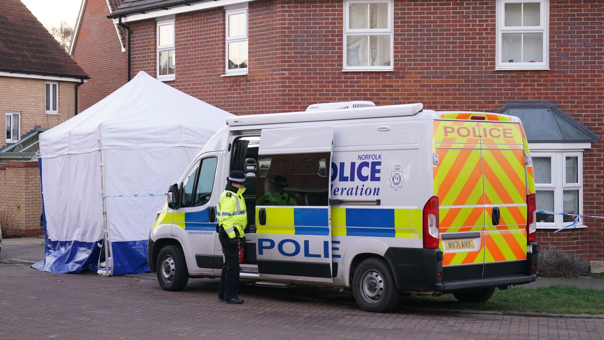 Eine Polizistin steht vor dem Tatort: Die Polizei hat in einem Gebäude in Ostengland vier Leichen gefunden, darunter zwei Mädchen. Eine Polizistin steht vor dem Tatort: Die Polizei hat in einem Gebäude in Ostengland vier Leichen gefunden, darunter zwei Mädchen.
