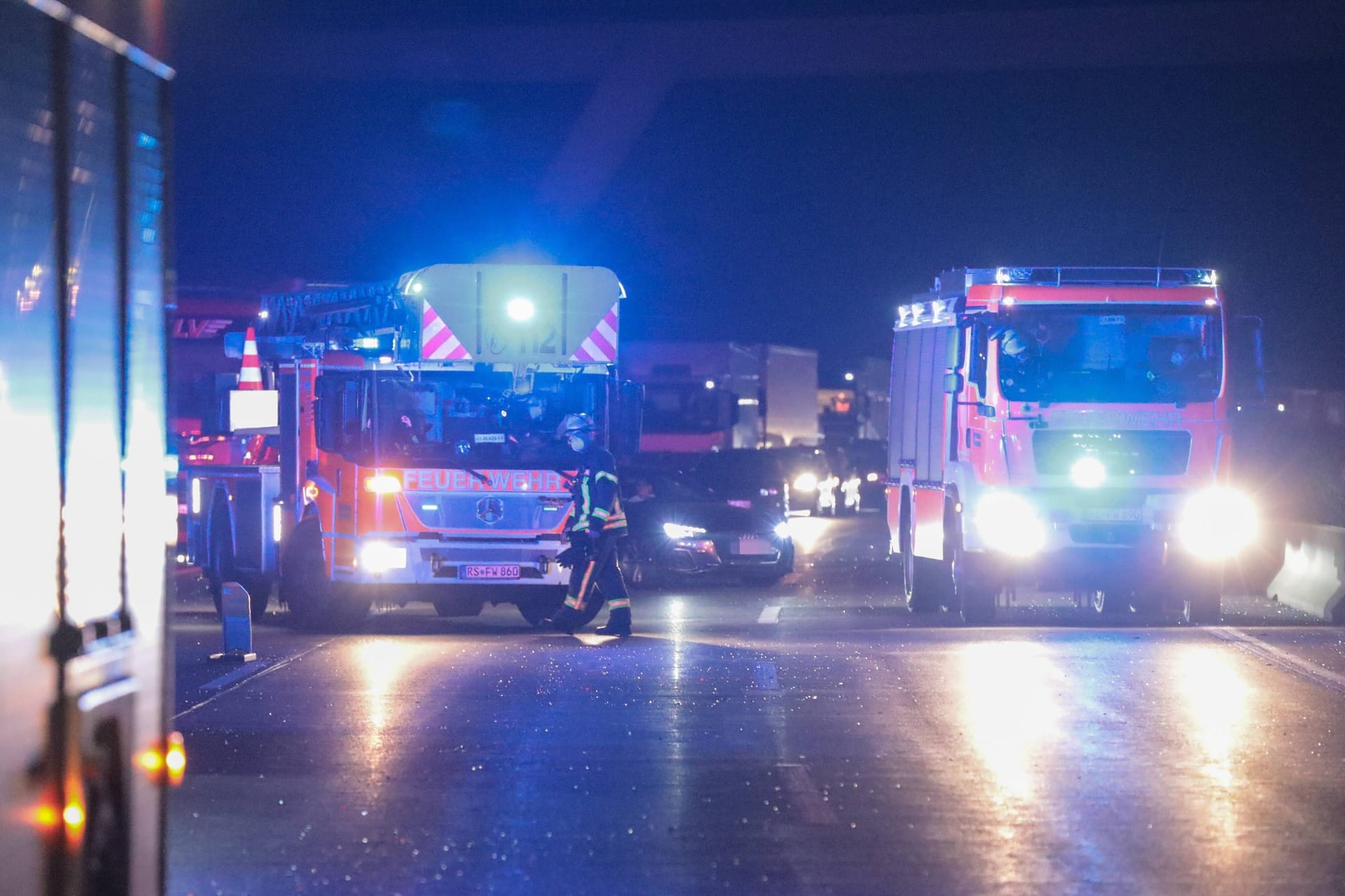 Rettungskräfte auf der Autobahn (Symbolbild): Die A4 bei Dresden ist weiter gesperrt.