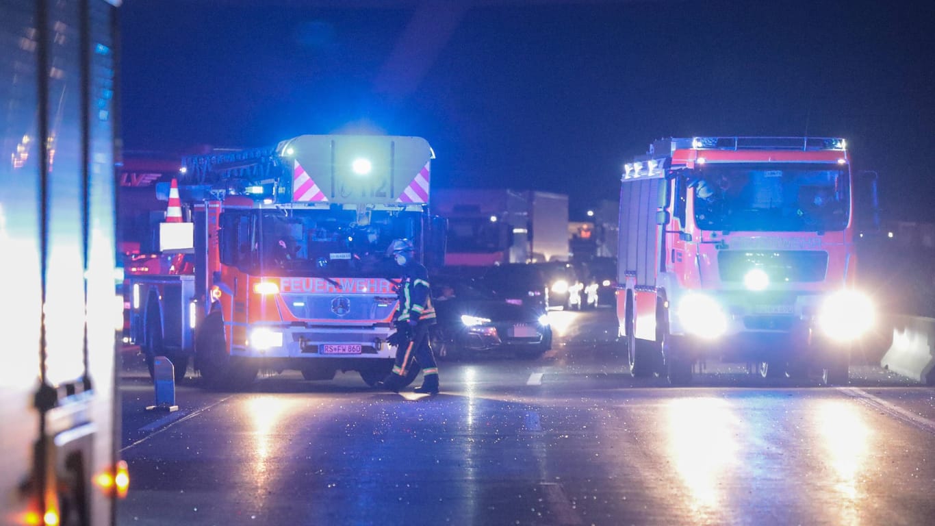 Rettungskräfte auf der Autobahn (Symbolbild): Die A4 bei Dresden ist weiter gesperrt.