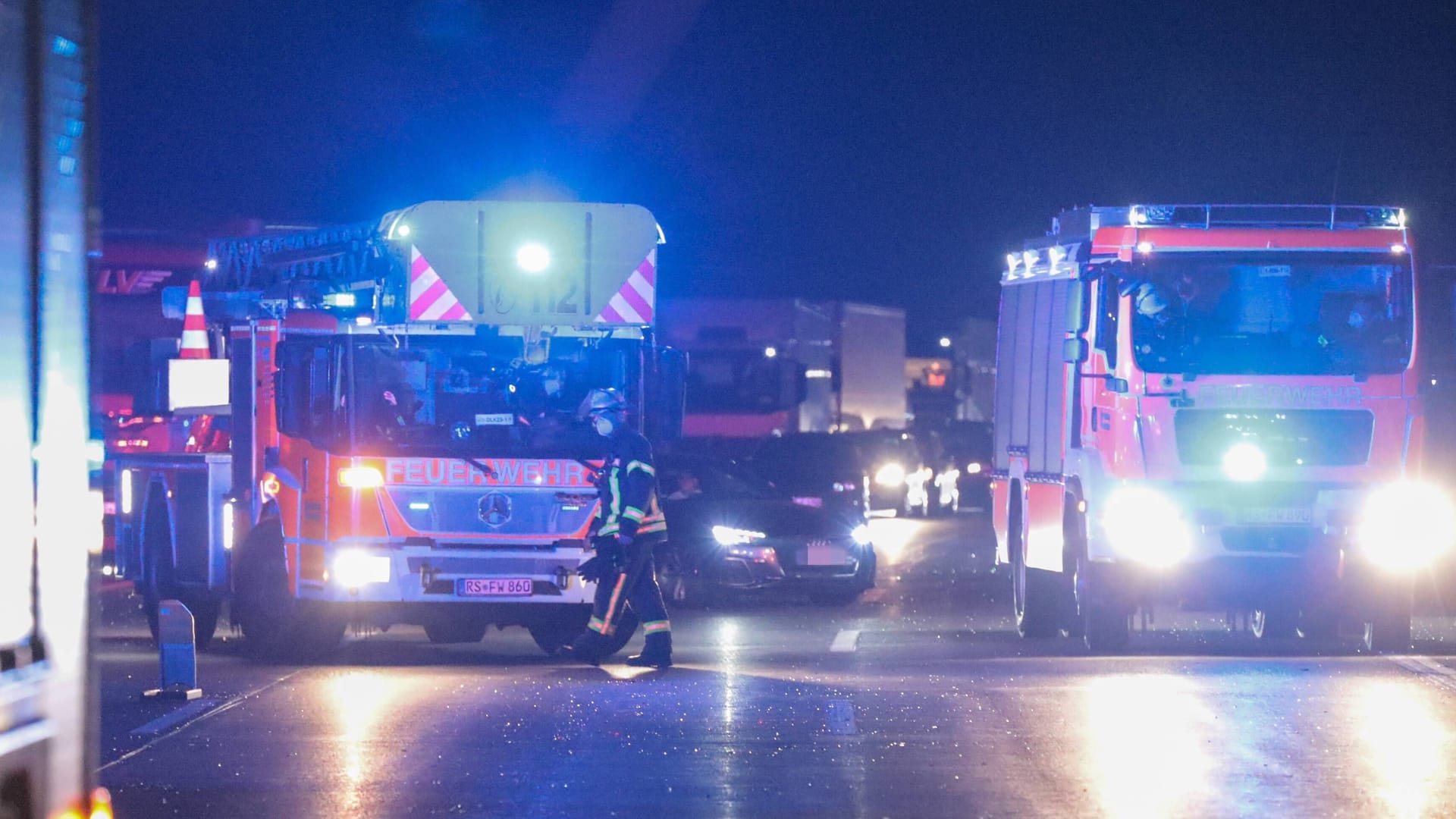 Rettungskräfte auf der Autobahn (Symbolbild): Die A4 bei Dresden ist weiter gesperrt. Rettungskräfte auf der Autobahn (Symbolbild): Die A4 bei Dresden ist weiter gesperrt.