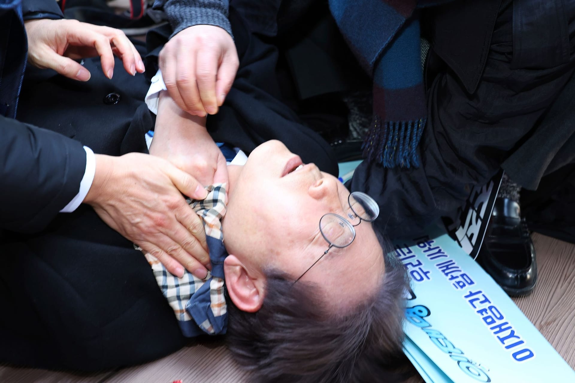 Lee Jae Myung liegt auf dem Boden. Ein Mann hatte auf den südkoreanischen Politiker eingestochen.