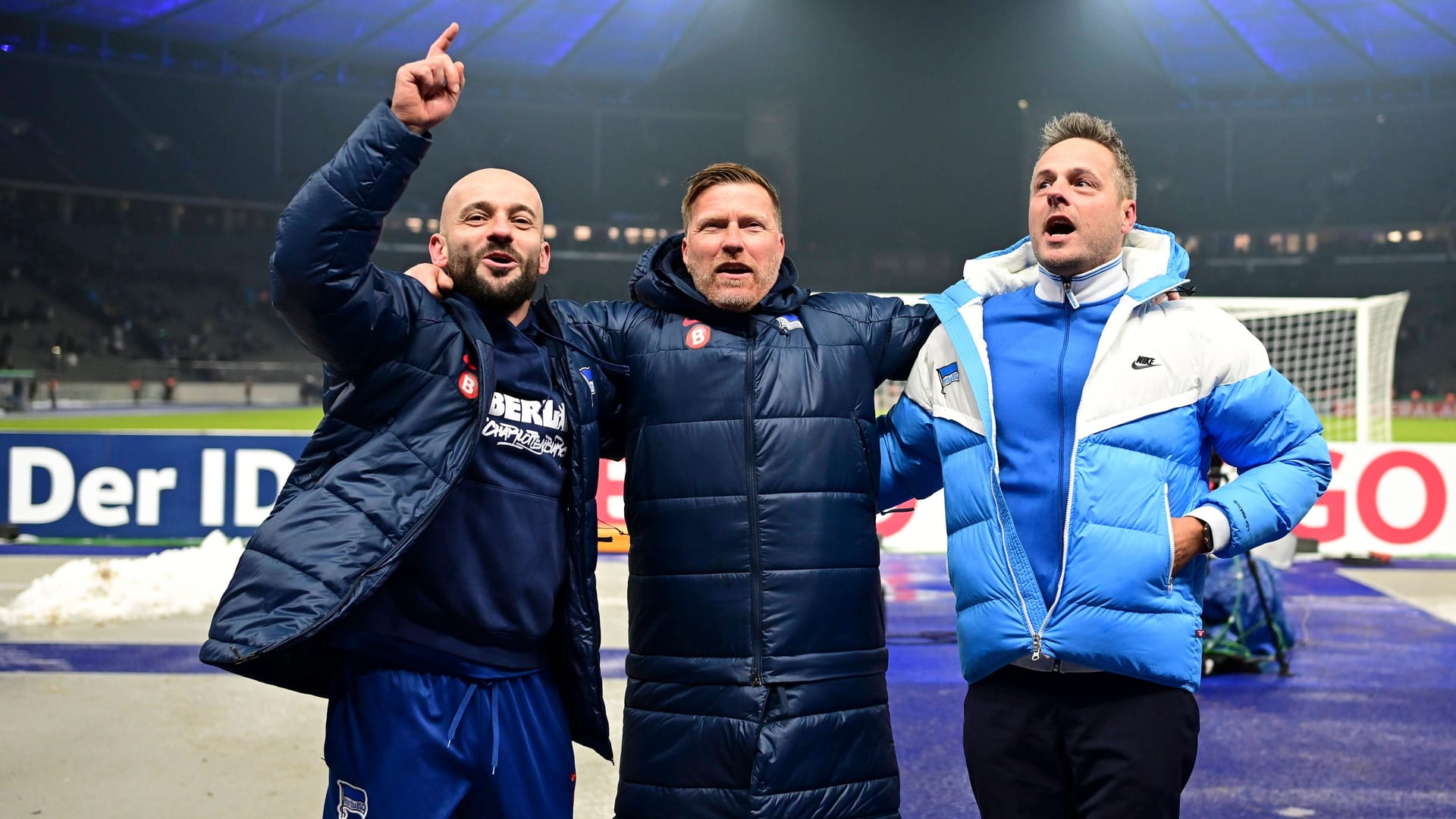 Kay Bernstein (r.) feiert mit Co-Trainer Admir Hamzagic (l.) und Leiter Lizenzbereich, Zecke Neuendorf.