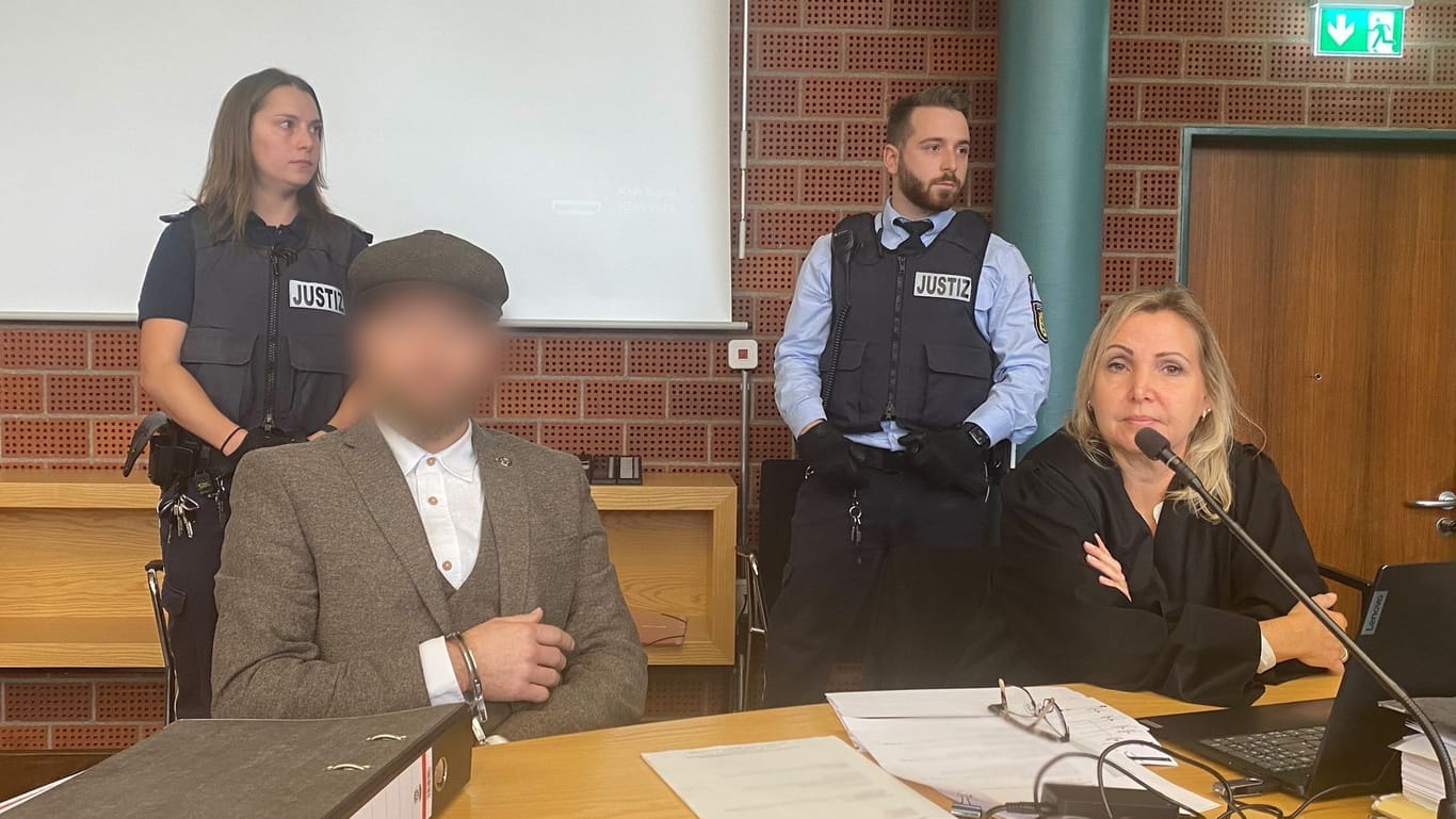 Vor Gericht in Konstanz: Der Angeklagte (links) sitzt vor Prozessbeginn neben seiner Verteidigerin Kristina Müller.