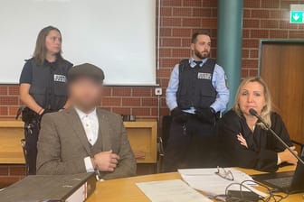 Vor Gericht in Konstanz: Der Angeklagte (links) sitzt vor Prozessbeginn neben seiner Verteidigerin Kristina Müller.