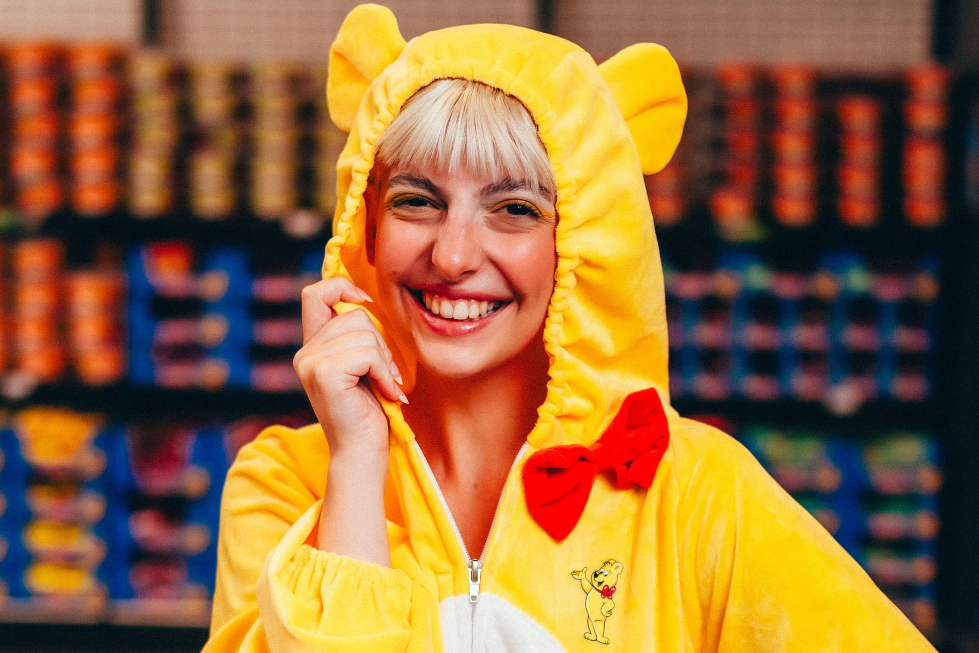 Aussehen wie ein Goldbär von Haribo: Das Unternehmen und Deiters kooperieren für eine Kostüm-Kollektion.