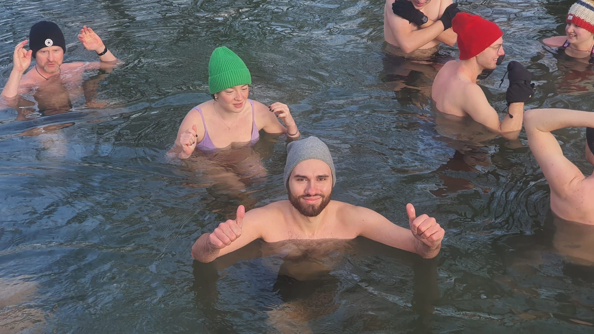 Langsam wird es besser. Im Hintergrund: Studentin Laura-Sophia (mit grüner Mütze), die ebenfalls das erste Mal beim Eisbaden ist.