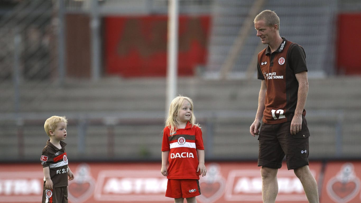 Schultz mit Sohn Paul und Tochter Hannah (Archivbild): Der neue FC-Coach ist dreifacher Vater.