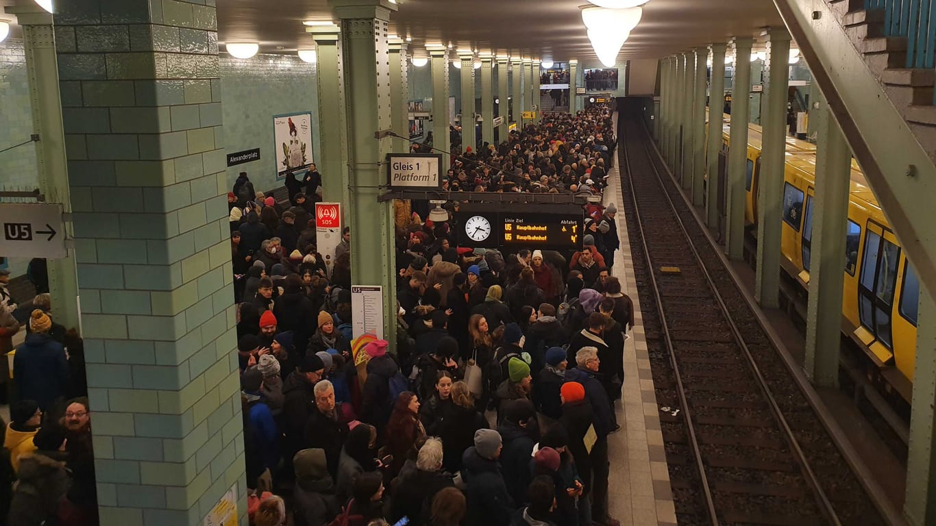 Demoteilnehmer an der U-Bahn-Haltestelle Alexanderplatz: Die Bahnsteige waren schon vor Beginn der Demo voll.