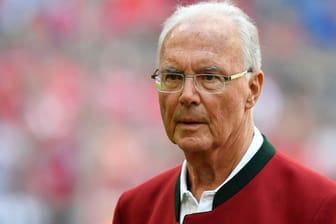 Franz Beckenbauer bei einer Ehrung des FC Bayern: Die Fußball-Legende ist am Montag gestorben.