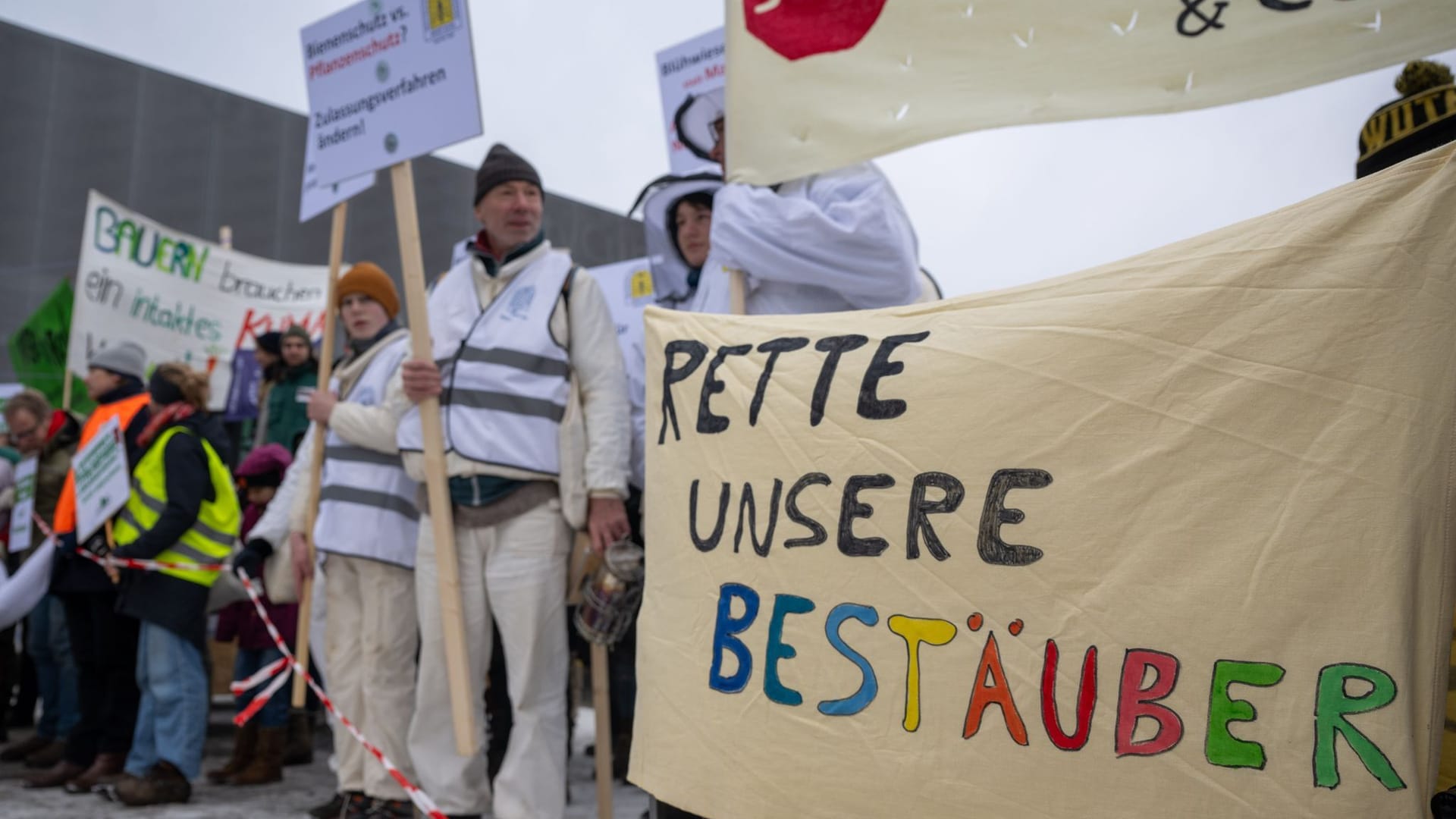 Demonstranten von der Initiative "Wir haben es satt!" stehen mit einem Transparent am Rande der Agrarministerkonferenz vor dem CityCube.