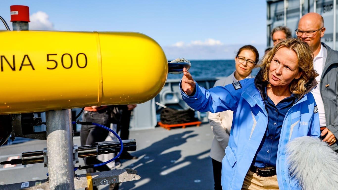 Bundesumweltministerin Steffi Lemke (Grüne) informiert sich an Bord eines Marineschiffes über die Bergung von Munitionsaltlasten in der Ostsee: Im Frühjahr startet dazu ein Pilotporjekt.