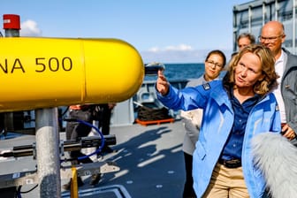 Bundesumweltministerin Steffi Lemke (Grüne) informiert sich an Bord eines Marineschiffes über die Bergung von Munitionsaltlasten in der Ostsee: Im Frühjahr startet dazu ein Pilotporjekt.
