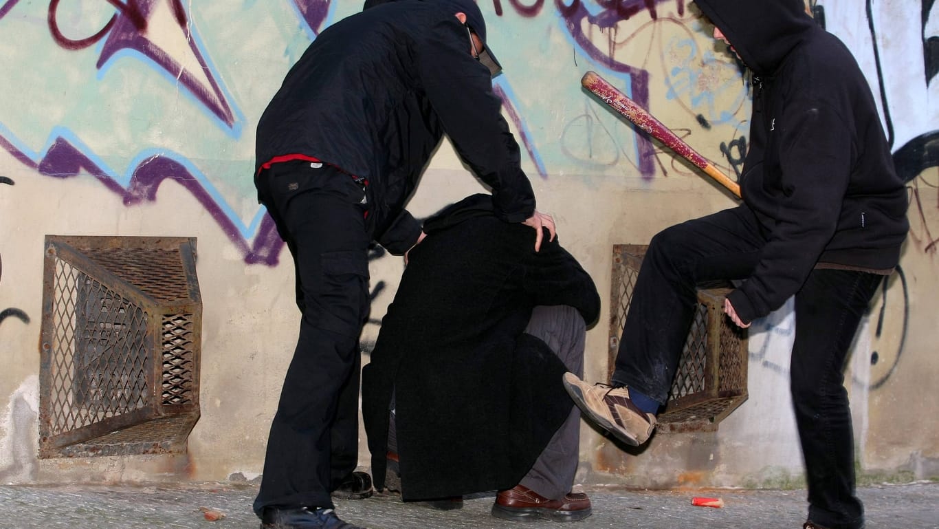 Jugendkriminalität (Symbolfoto): Wiederholt soll die Bande andere Jugendliche zusammengeschlagen und ausgeraubt haben.