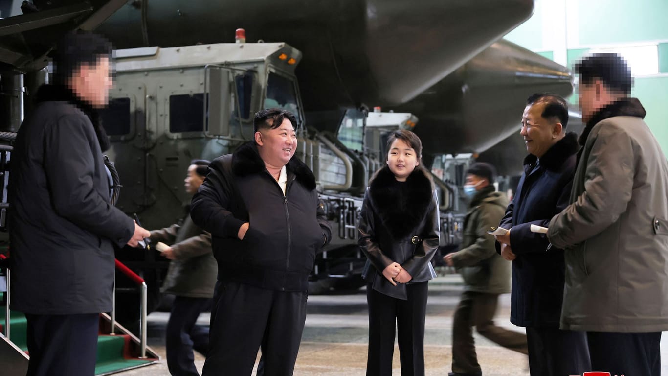 Kim besucht Waffenfabrik