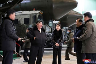 Kim besucht Waffenfabrik