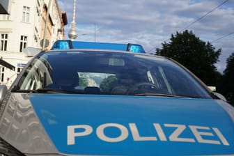 Ein Polizeiauto in Berlin (Symbolbild): In Mitte griff ein Mann einen Kassierer in einem Supermarkt an.