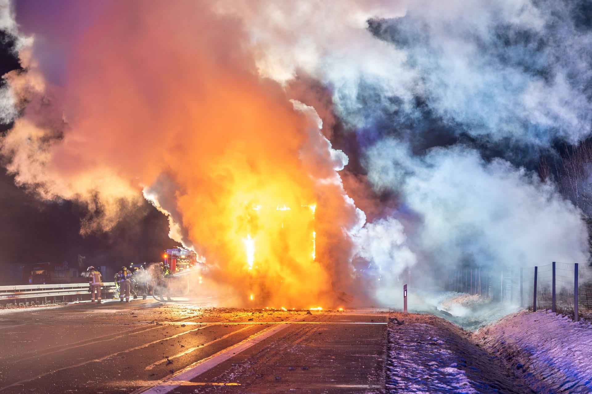 Flammen auf der A1: Der Sattelzug brannte fast komplett aus.