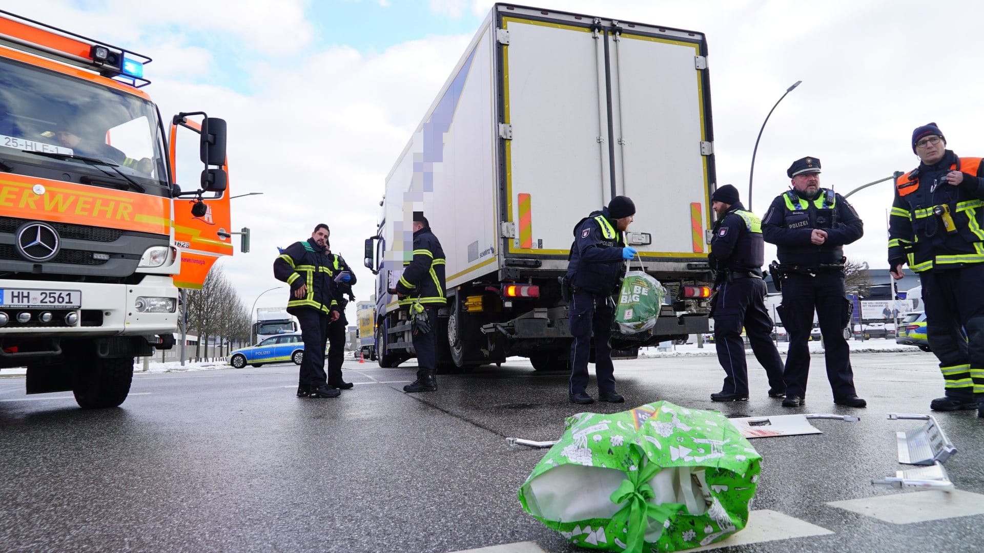 Unfallstelle in Billbrook: Die Fußgängerin wurde in eine Klinik gebracht. Unfallstelle in Billbrook: Die Fußgängerin wurde in eine Klinik gebracht.