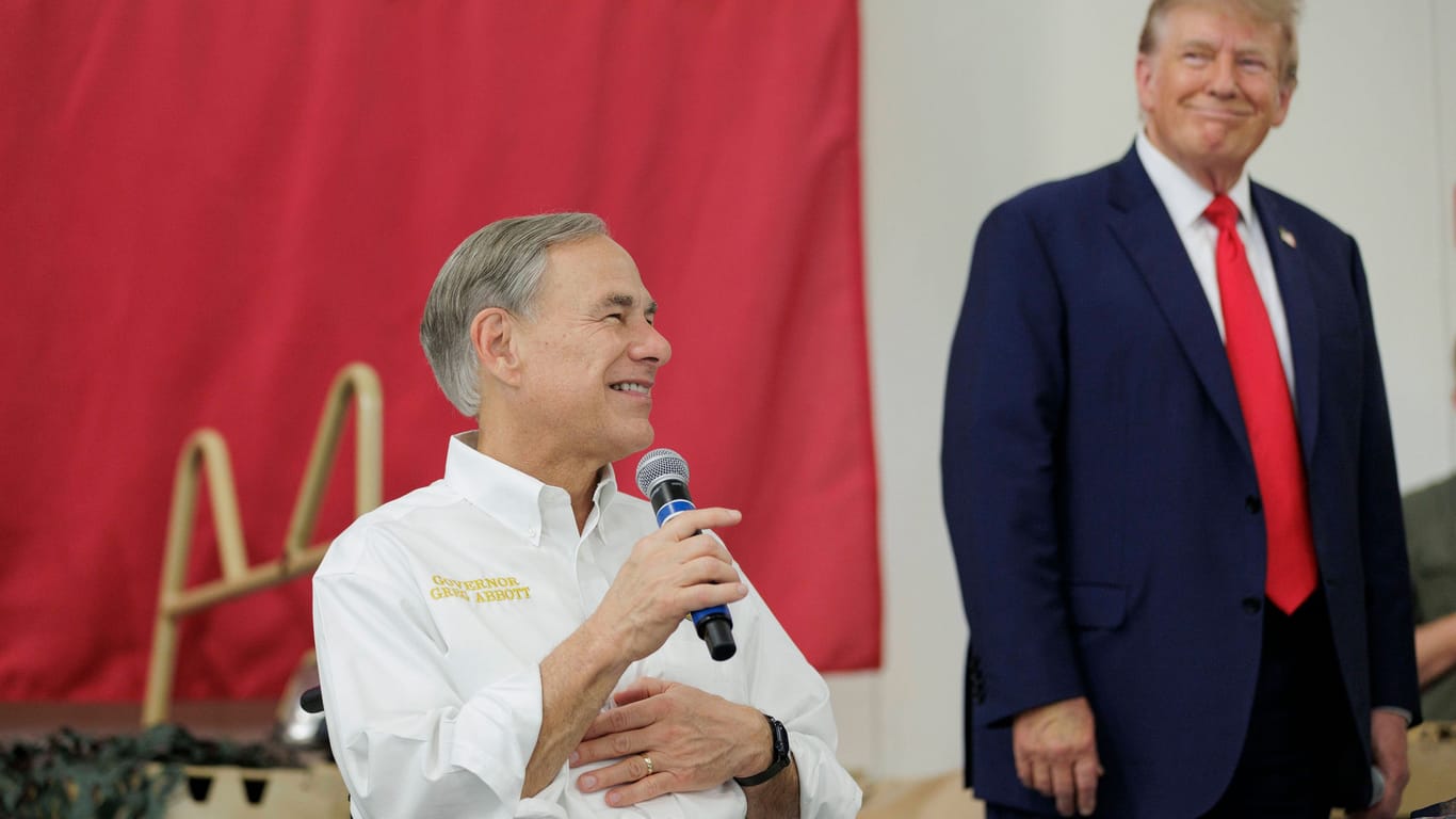Der texanische Gouverneur Abbott (links) mit Donald Trump (rechts): An der texanischen Grenze zu Mexiko eskaliert der Streit zwischen Bundesregierung und -staat.