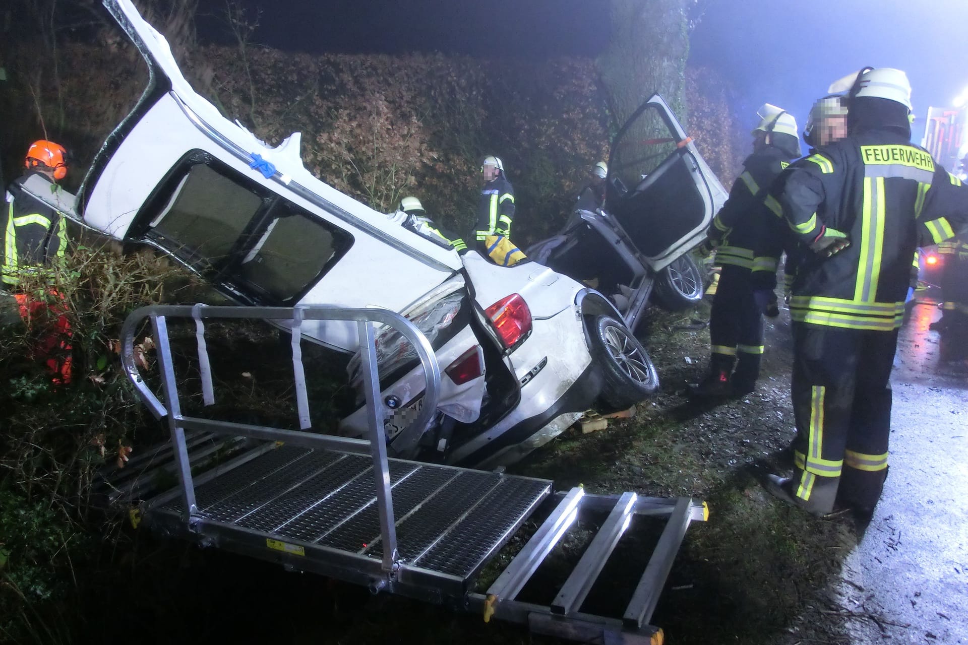 Der BMW wurde zwischen zwei Bäumen eingeklemmt. Erst nach über einer Stunde war der Fahrer befreit und kam eine Klinik.