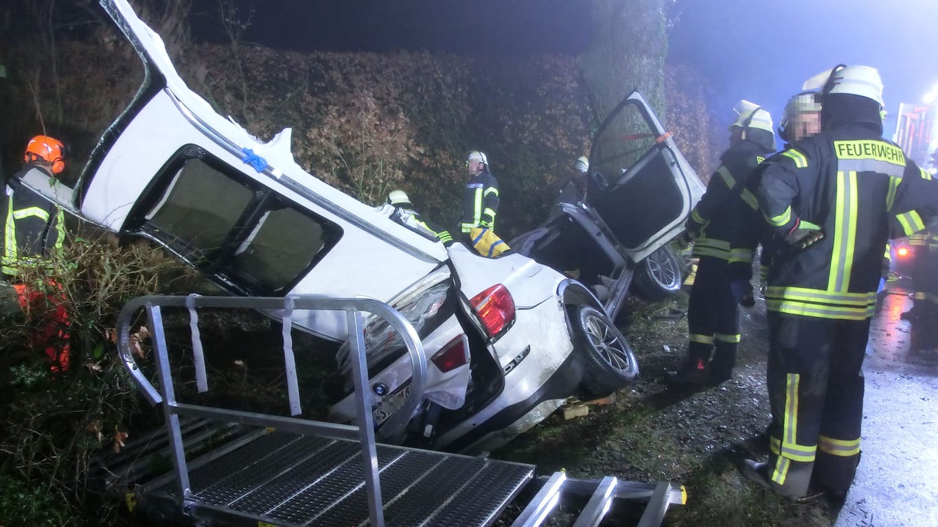 Der BMW wurde zwischen zwei Bäumen eingeklemmt. Erst nach über einer Stunde war der Fahrer befreit und kam eine Klinik.