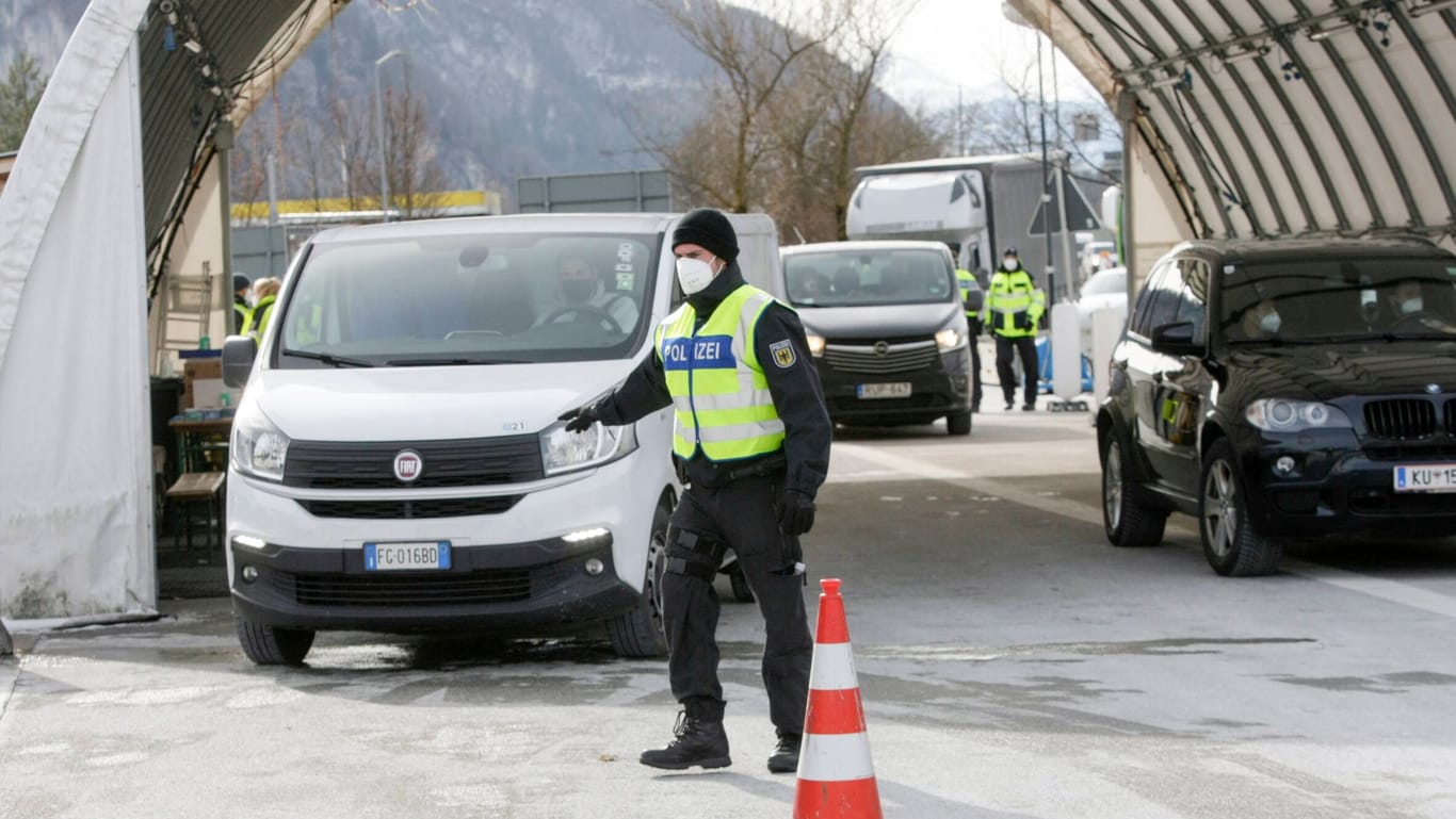 Kontrolle an der Grenze bei Kiefersfelden: Das bayerische Innenministerium begrüßt den Vorstß´für ein mögliches Einreiseverbot für Martin Sellner.