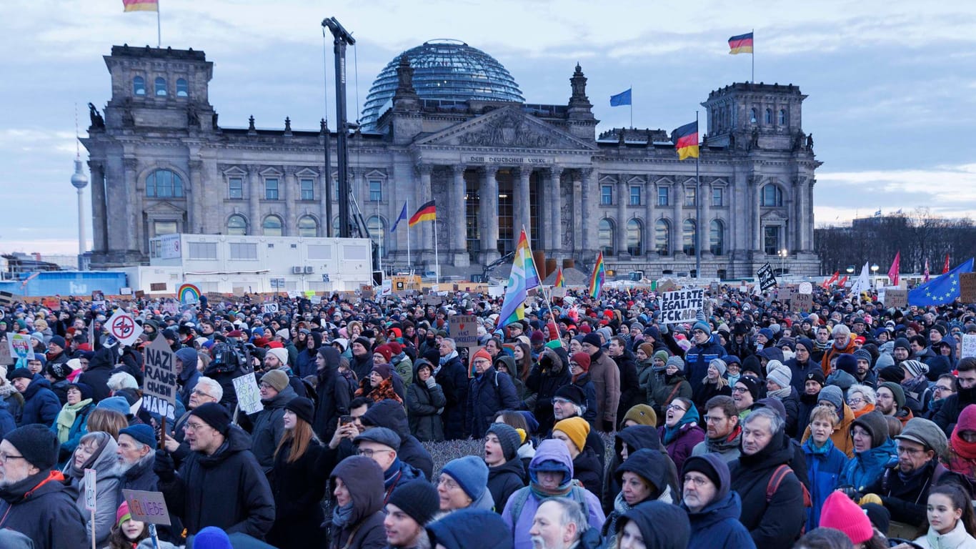 Die Demonstranten nahmen an der Protestveranstaltung unter dem Motto "Demokratie verteidigen" vor dem Reichstagsgebäude teil.