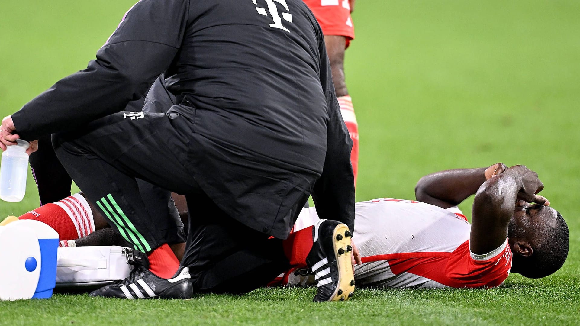 Dayot Upamecano am Boden: Er musste verletzt ausgewechselt werden.