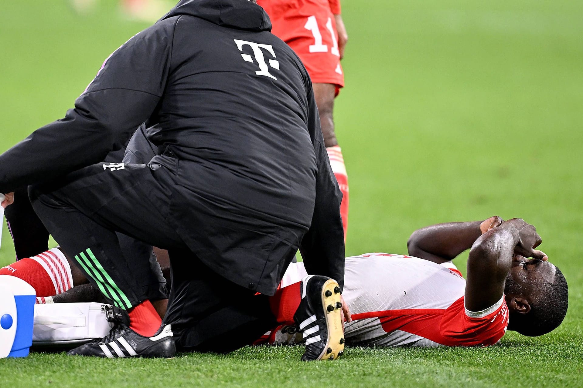 Dayot Upamecano am Boden: Er musste verletzt ausgewechselt werden.