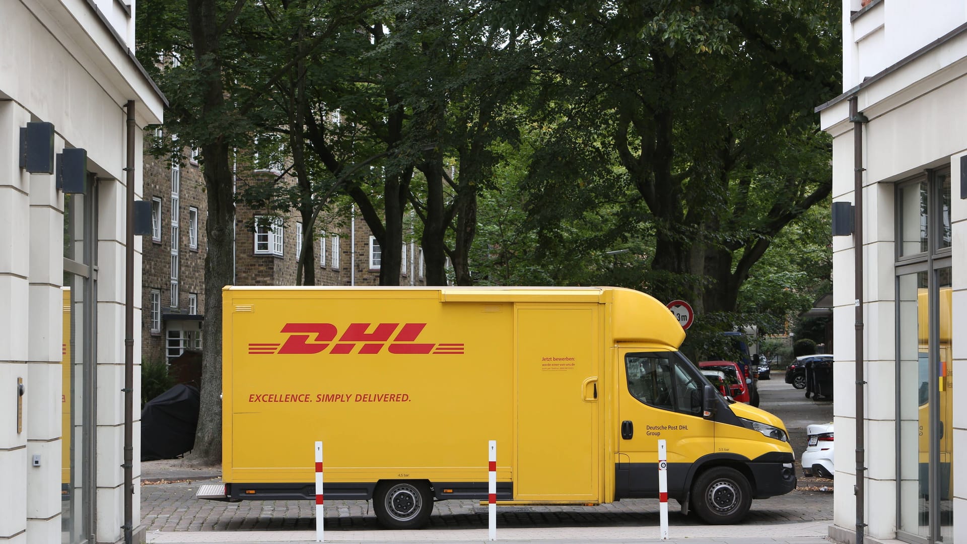 Ein Paketauto parkt an der Straße (Symbolbild): Der Zusteller hatte den Schlüssel stecken lassen. Ein Paketauto parkt an der Straße (Symbolbild): Der Zusteller hatte den Schlüssel stecken lassen.
