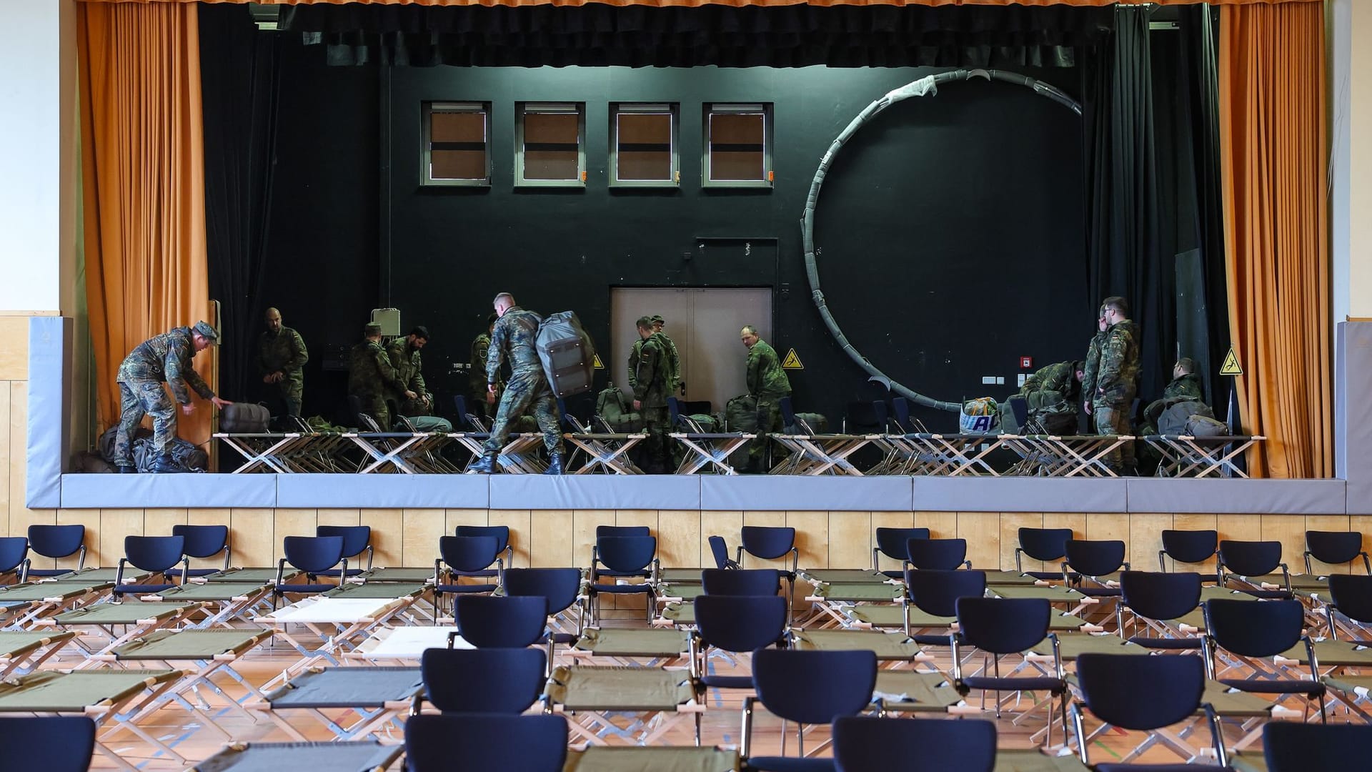 Sangerhausen: Soldaten der Bundeswehr beziehen ihr Quartier in der Mammuthalle.