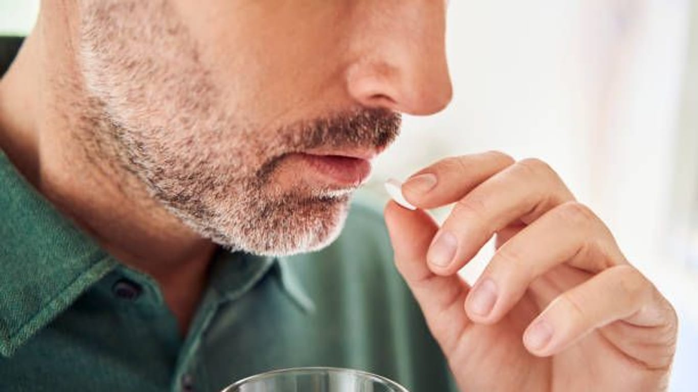 Medikamente schlucken: Bei großen Tabletten fällt die Einnahme oft nicht leicht.
