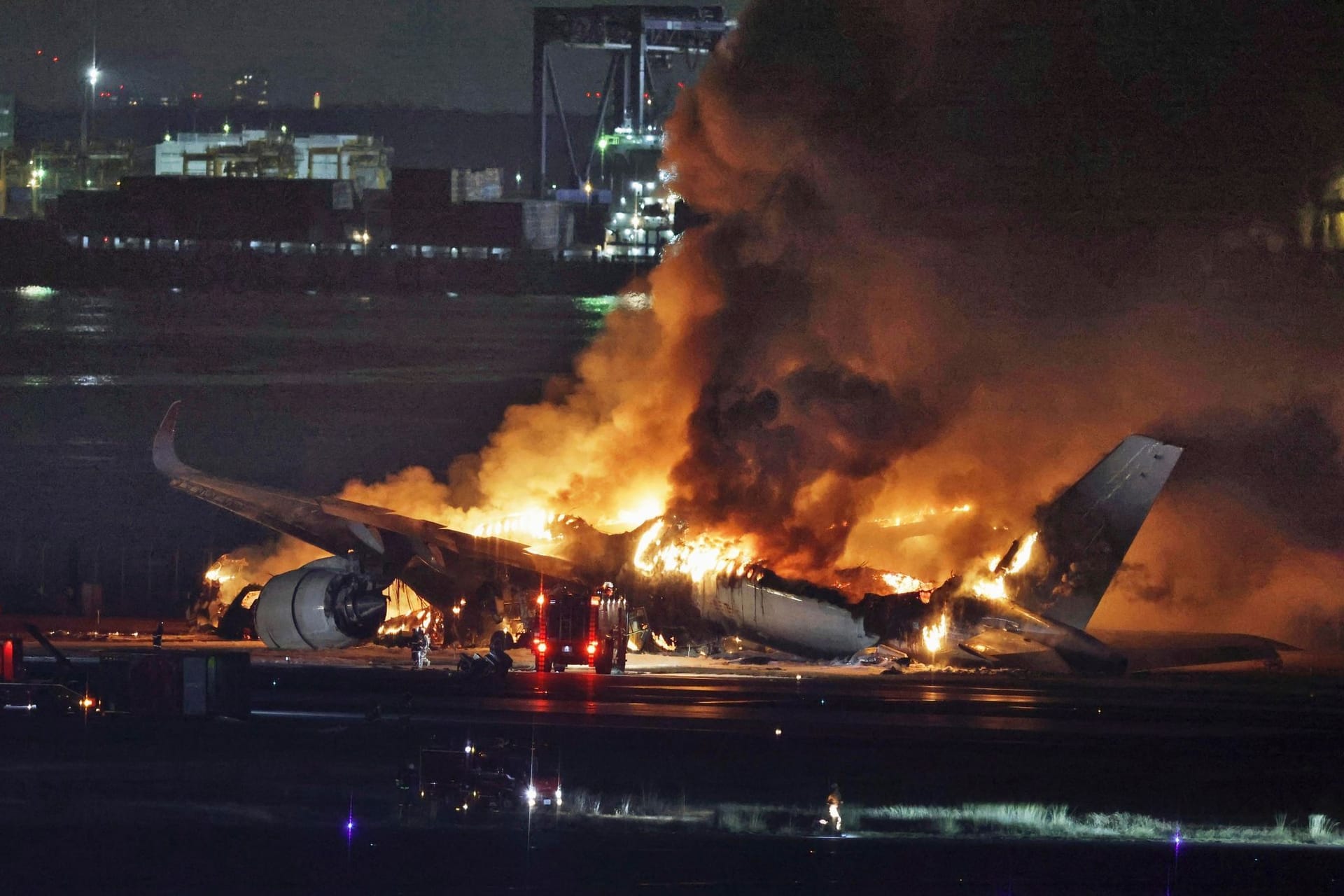 Flugzeugbrand auf Tokioter Flughafen