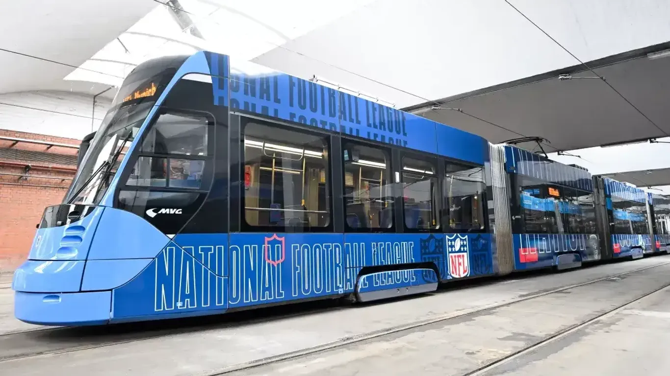 Die NFL-Tram wird ab sofort durch die Stadt fahren und als Football-Vorbote Stimmung verbreiten.