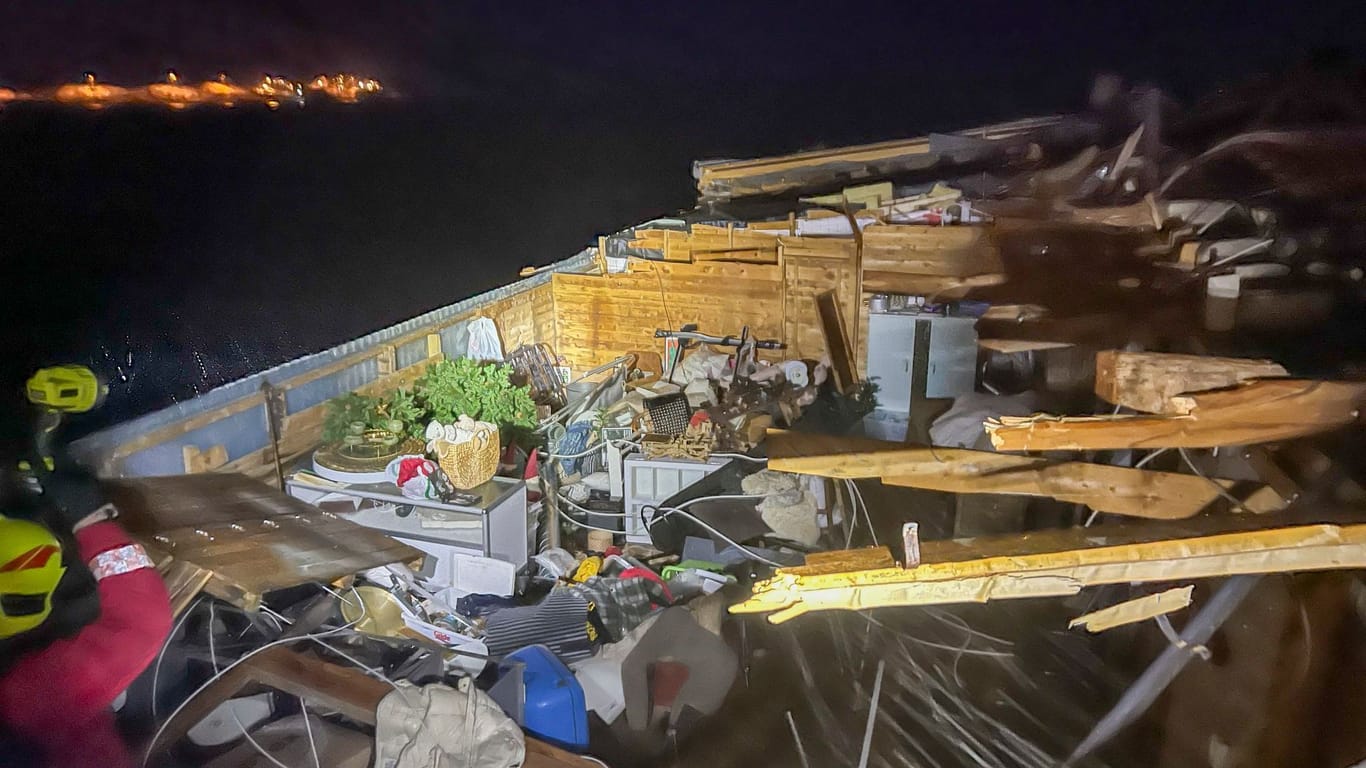 Norwegen, Tromsø: Die Folgen des Sturmes Dagmar, der Teile des Daches eines Gebäudes weggeblasen hat.