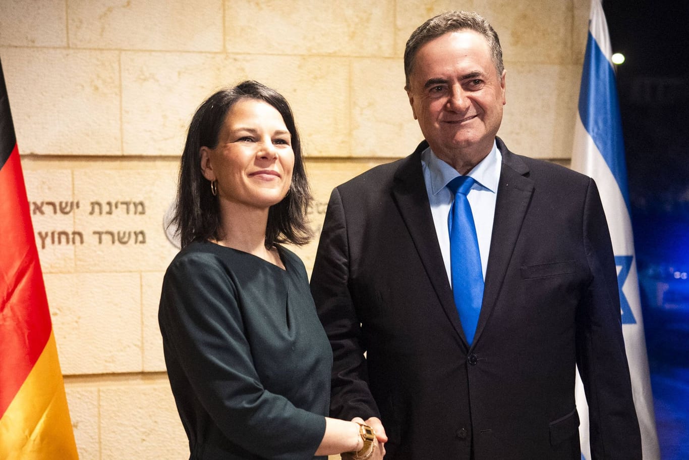 Außenministerin Annalena Baerbock trofft ihren israelischen Amtskollegen Israel Katz in Tel Aviv: Die Bundesregierung möchte mit einer diplomatischen Offensive die humanitäre Lage im Gazastreifen verbessern.