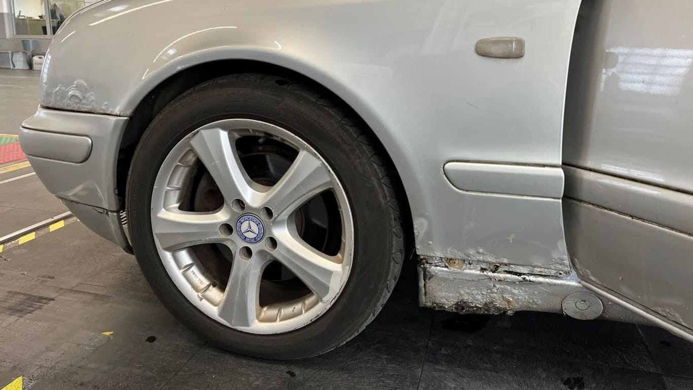 Der Mercedes: Die Karosserie war verrostet, die Reifen waren beschädigt.
