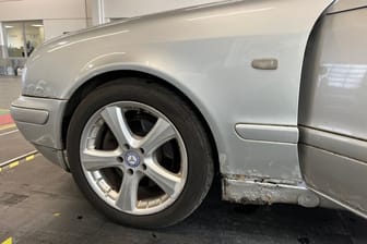 Der Mercedes: Die Karosserie war verrostet, die Reifen waren beschädigt.