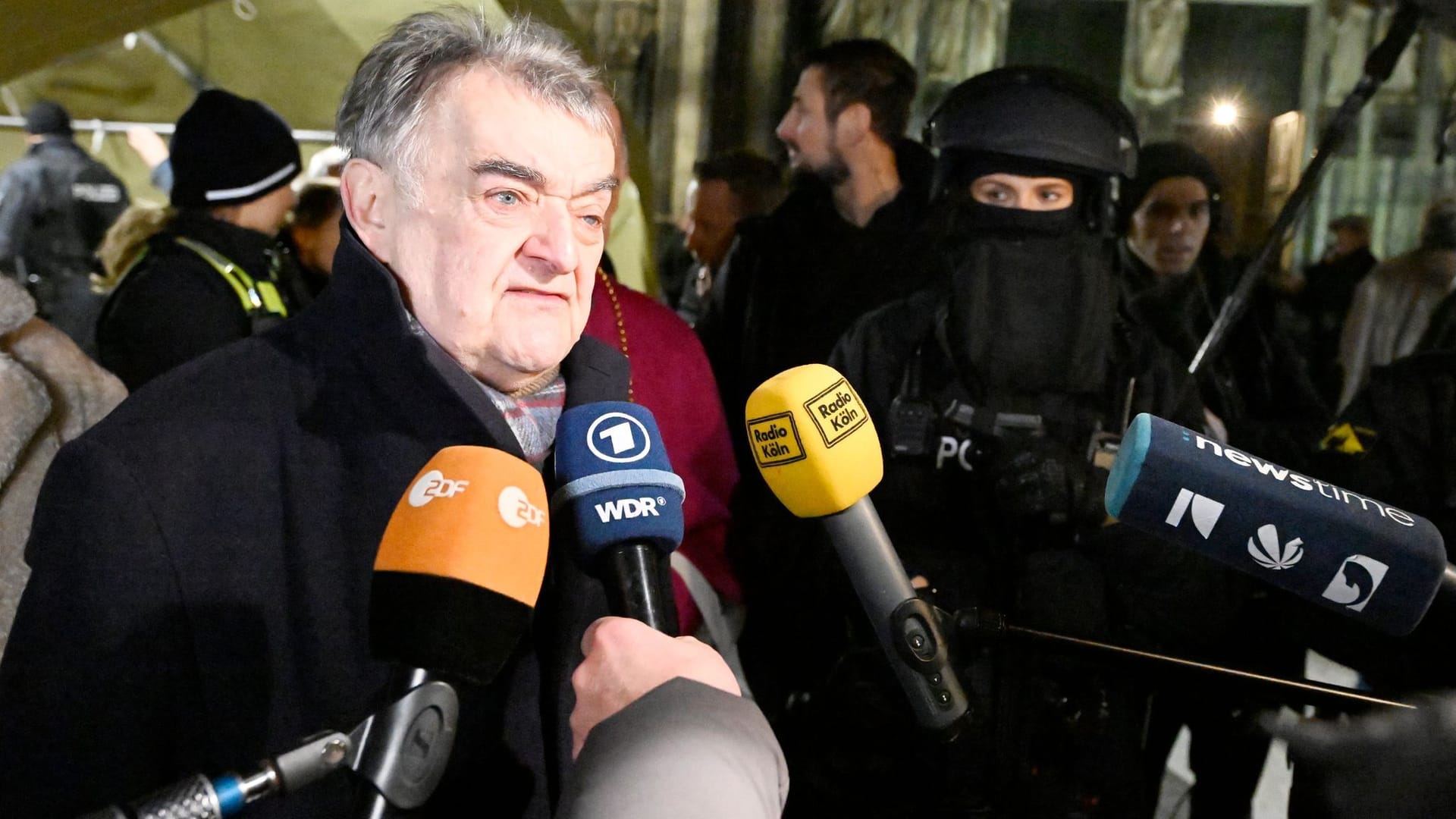 Herbert Reul (Archivbild): Der NRW-Innenminister während eines Besuchs vor dem Kölner Dom. Herbert Reul (Archivbild): Der NRW-Innenminister während eines Besuchs vor dem Kölner Dom.