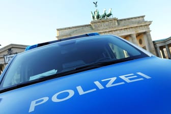 Polizei in Berlin (Archivbild): Zwei mutmaßlich Autodiebe haben sich der Polizei gestellt.