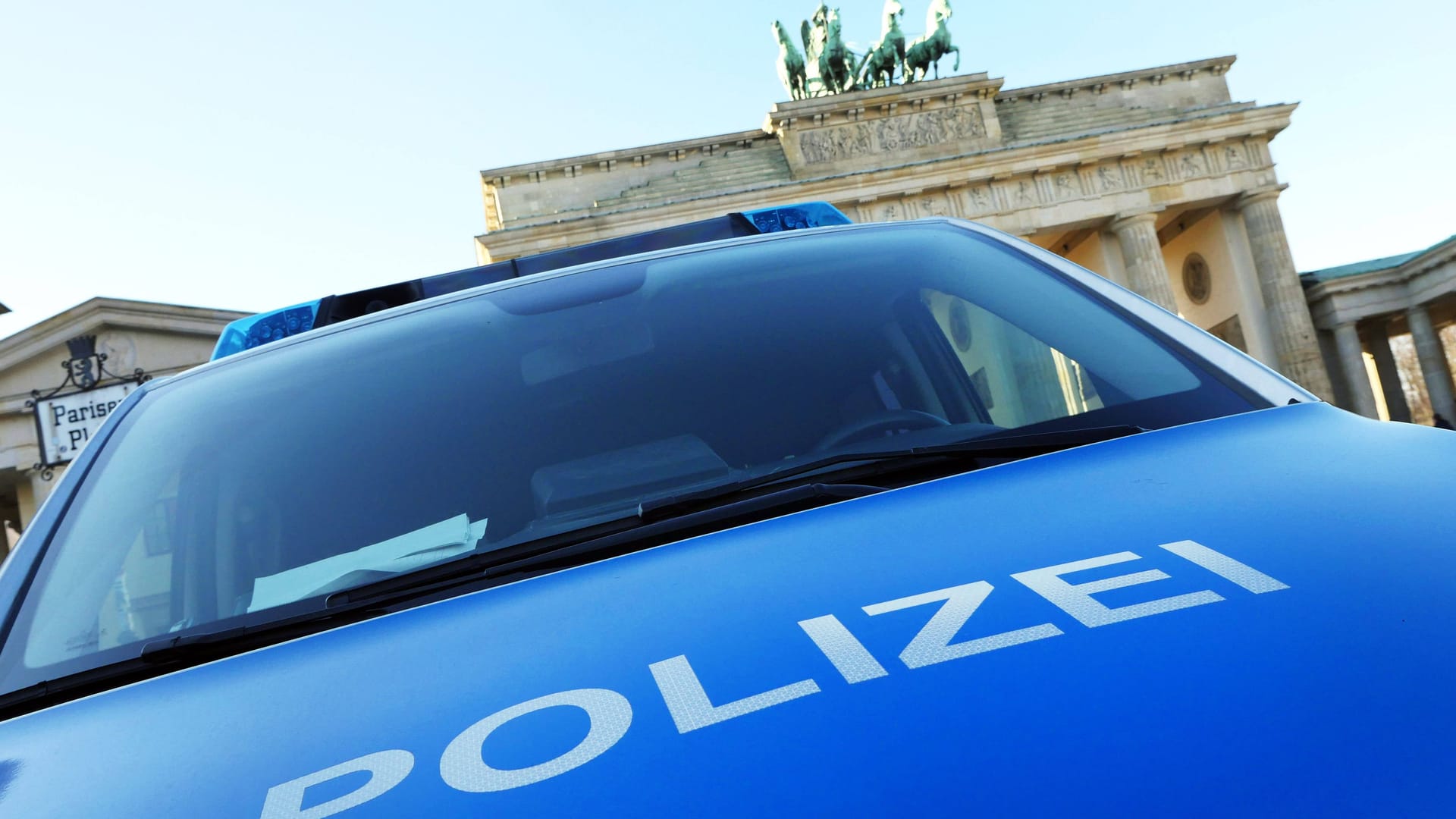 Polizei in Berlin (Archivbild): Zwei mutmaßlich Autodiebe haben sich der Polizei gestellt.