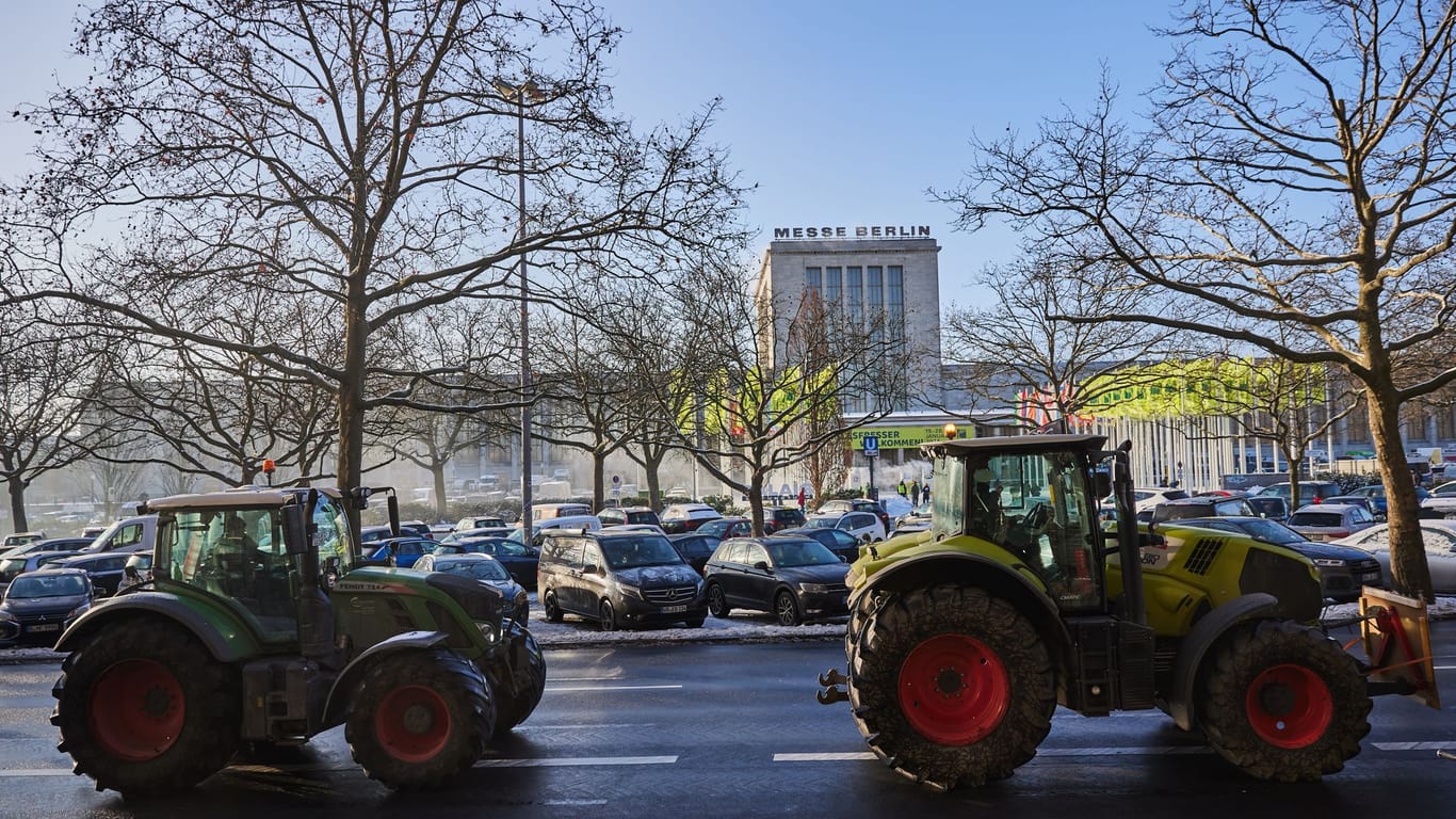 Berlin: Anlässlich der Internationalen Grünen Woche findet eine Treckerdemo der Freien Bauern vor dem Messegelände statt.