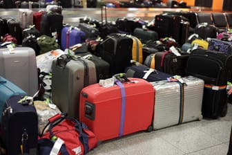 Kofferansammlung an einem Flughafen (Symbolbild): Flughafenbetreiber warnt vor einer Betrugsmasche.