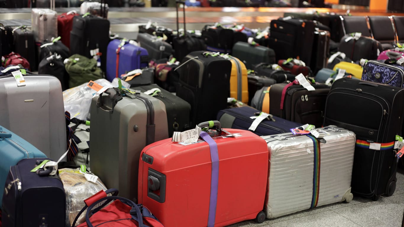 Kofferansammlung an einem Flughafen (Symbolbild): Flughafenbetreiber warnt vor einer Betrugsmasche.