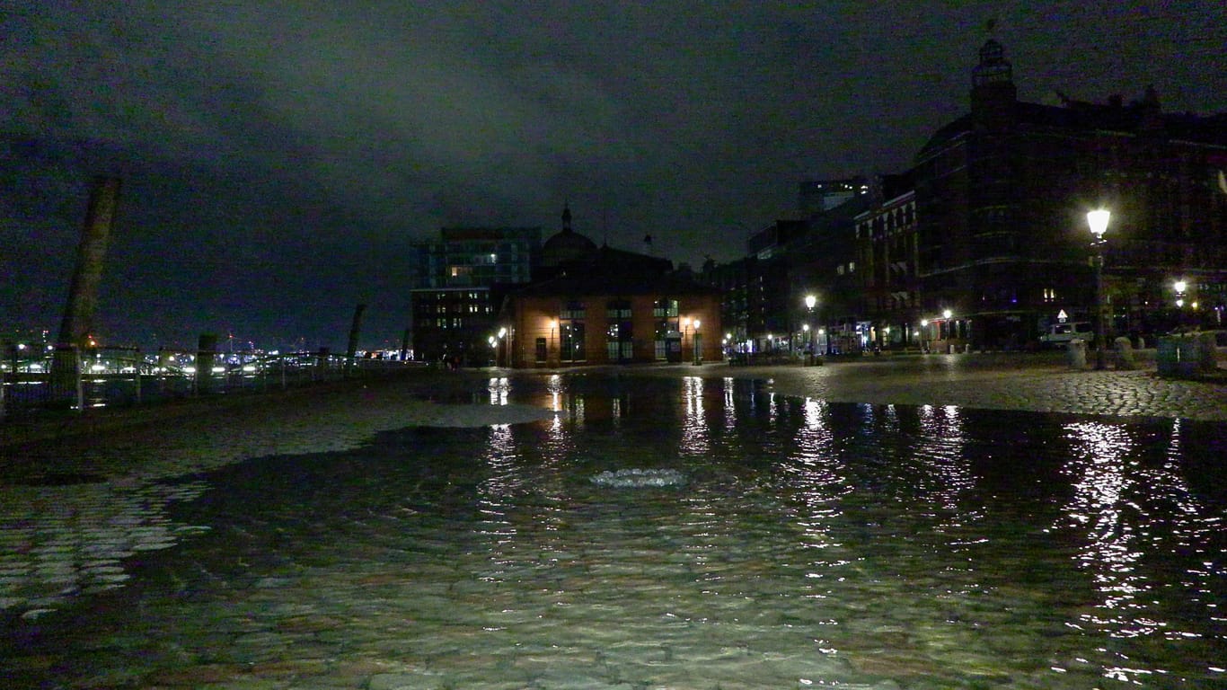 Wasser auf dem Fischmarkt in der Nacht: Am Nachmittag soll es hier zu einer Sturmflut kommen.