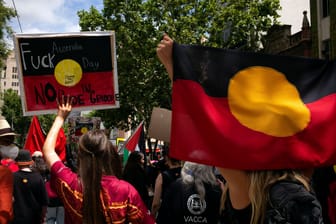 Demonstrierende am Australia Day: Die Gegner des Tages wünschen sich, dass das Datum geändert oder vollständig abgeschafft wird.