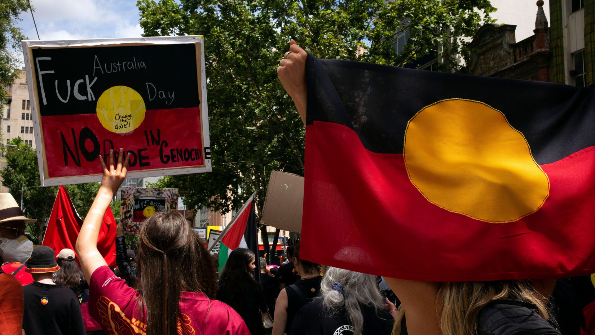 Demonstrierende am Australia Day: Die Gegner des Tages wünschen sich, dass das Datum geändert oder vollständig abgeschafft wird. Demonstrierende am Australia Day: Die Gegner des Tages wünschen sich, dass das Datum geändert oder vollständig abgeschafft wird.