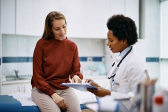 Eine Frau spricht mit einer Ärztin